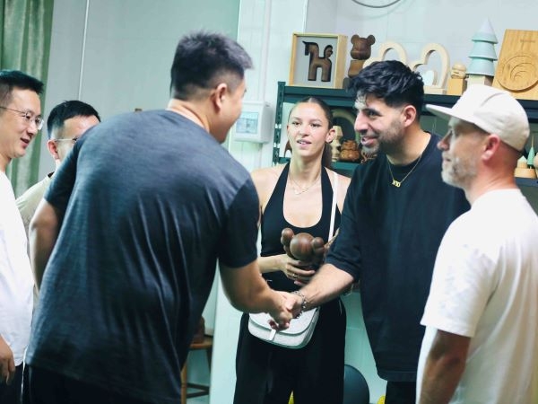 Prominent European IDO Luxury Collectibles and Art Company Explores Collaborative Opportunities with Traditional Wood Sculpture Factory